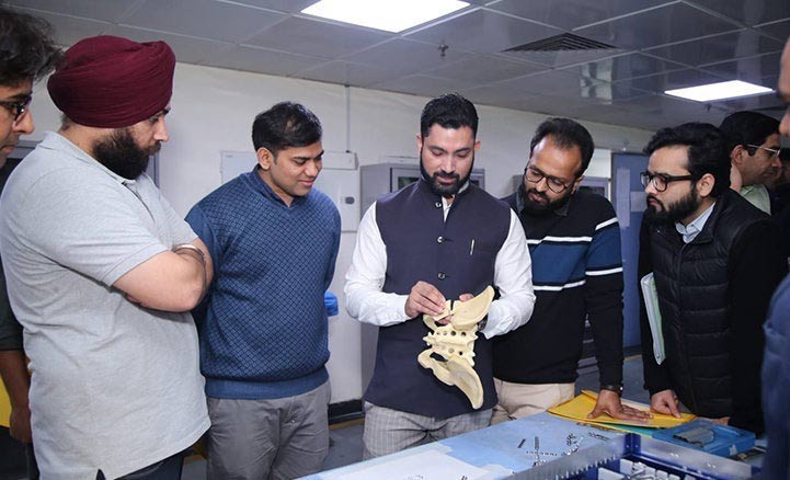 hip replacement surgeon 