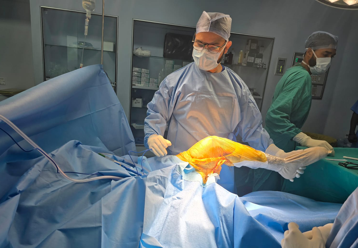 Robotic knee replacement surgeon